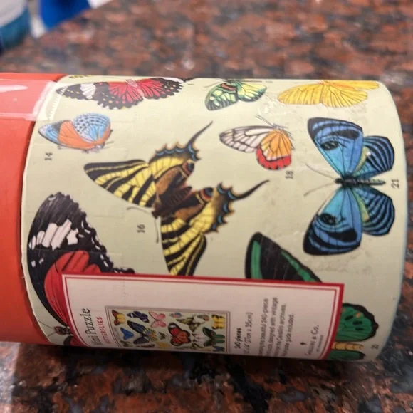 Papillons Butterflies Mini Puzzle 240 pieces -Red and Cream background - Picture 6 of 12